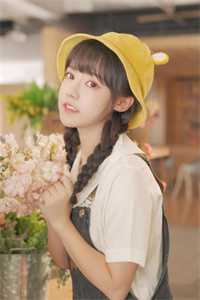 顾辞莫身边